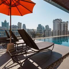 Отель Adelphi Suites Bangkok бассейн