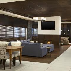 Отель Four Points by Sheraton Hotel & Suites Calgary West Канада, Калгари - отзывы, цены и фото номеров - забронировать отель Four Points by Sheraton Hotel & Suites Calgary West онлайн интерьер отеля
