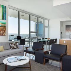 Отель Level Furnished Living комната для гостей фото 4