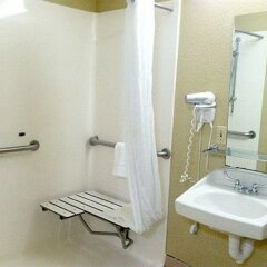 Отель Country Inn & Suites By Carlson Columbus-North Колумбус ванная