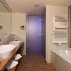Отель Bergland Design- und Wellnesshotel Австрия, Зёльден - отзывы, цены и фото номеров - забронировать отель Bergland Design- und Wellnesshotel онлайн ванная фото 2