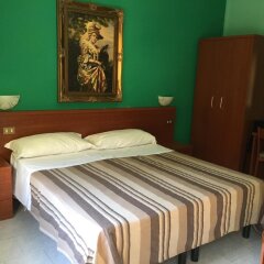 Hotel Bonola сейф в номере
