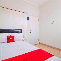 Отель RedDoorz @ Salemba Raya комната для гостей фото 3