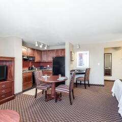 Отель Arlington Court Suites Hotel США, Арлингтон - отзывы, цены и фото номеров - забронировать отель Arlington Court Suites Hotel онлайн комната для гостей фото 2