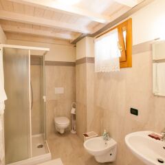 Отель Agriturismo Crocerone B&B Италия, Бассано-дель-Граппа - отзывы, цены и фото номеров - забронировать отель Agriturismo Crocerone B&B онлайн ванная фото 2