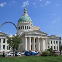 Отель Hampton Inn Gateway Arch Downtown городской автобус