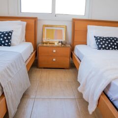 Отель Konnos Beach Villa No 5 комната для гостей