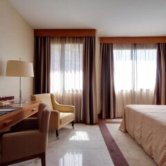 Отель H10 Tribeca сейф в номере