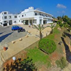 Konnos Bay Hotel Apartments парковка