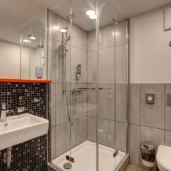Отель MEININGER Hotel Munich Olympiapark Германия, Мюнхен - отзывы, цены и фото номеров - забронировать отель MEININGER Hotel Munich Olympiapark онлайн ванная фото 2