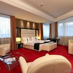 Отель Holiday Inn Belgrade, an IHG Hotel Сербия, Белград - отзывы, цены и фото номеров - забронировать отель Holiday Inn Belgrade, an IHG Hotel онлайн комната для гостей фото 2