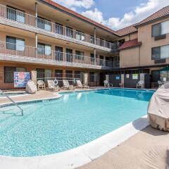Отель Quality Inn & Suites Bell Gardens Белл Гарденс бассейн