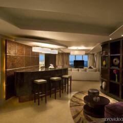 Отель Hilton Capital Grand Abu Dhabi ОАЭ, Абу-Даби - отзывы, цены и фото номеров - забронировать отель Hilton Capital Grand Abu Dhabi онлайн гостиничный бар