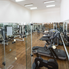 The Golden Coast Beach Hotel фитнесс-зал