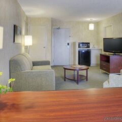 Quality Suites Whitby in Whitby, Canada from 142$, photos, reviews - zenhotels.com room amenities