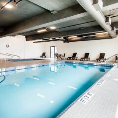 Отель Comfort Inn & Suites бассейн