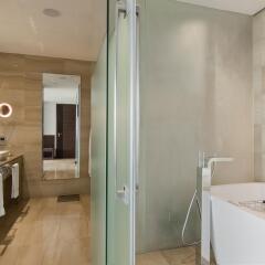 Отель Fairmont Bab Al Bahr ОАЭ, Абу-Даби - 1 отзыв об отеле, цены и фото номеров - забронировать отель Fairmont Bab Al Bahr онлайн ванная фото 2