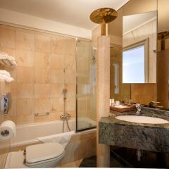 Отель The Originals Hostellerie Ter Heide Бельгия, Каприйке - отзывы, цены и фото номеров - забронировать отель The Originals Hostellerie Ter Heide онлайн ванная