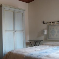 Отель Guest House Il Giardino Segreto сейф в номере