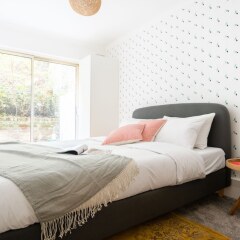 Отель The Kensington Grove - Stylish 2bdr Flat With Private Patio Лондон комната для гостей