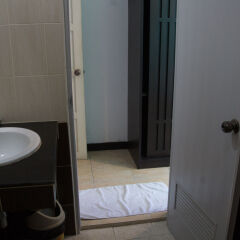 Отель Patong Bay Guesthouse ванная