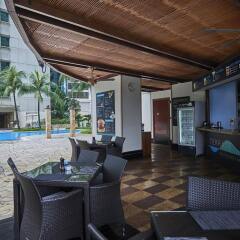 Отель Pullman Kuala Lumpur City Centre Hotel & Residences Малайзия, Куала-Лумпур - отзывы, цены и фото номеров - забронировать отель Pullman Kuala Lumpur City Centre Hotel & Residences онлайн бассейн фото 2
