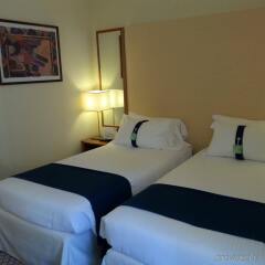 Отель Holiday Inn Milan Linate Airport Италия, Пескьера-Борромео - отзывы, цены и фото номеров - забронировать отель Holiday Inn Milan Linate Airport онлайн комната для гостей фото 2
