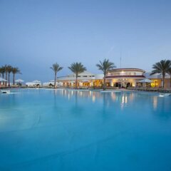 Отель Coral Beach Resort Tiran бассейн