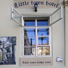 Little Town Budget Hotel Прага банкомат