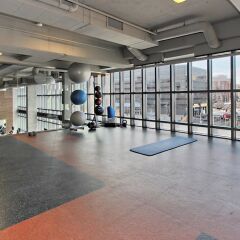 Отель Nice 1BR w/ Pool + Gym South Capitol фитнесс-зал фото 3