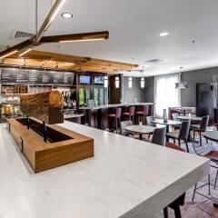 Отель Courtyard Columbus Easton гостиничный бар