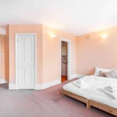 Отель 5 Bedroom House in Clerkenwell Лондон комната для гостей фото 3