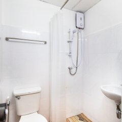 Апартаменты Penyos Service Apartment Бангкок ванная