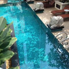 Отель Gardengrove Suites Бангкок бассейн