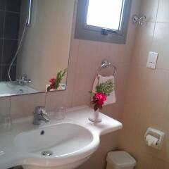 Natura Beach Hotel and Villas ванная