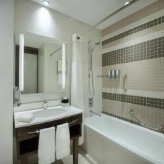 Отель Hampton by Hilton Dubai Airport ОАЭ, Дубай - 1 отзыв об отеле, цены и фото номеров - забронировать отель Hampton by Hilton Dubai Airport онлайн ванная фото 2