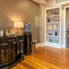Отель LOFTS at First National удобства в номере
