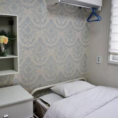 Отель Unni House сейф в номере