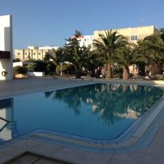Апартаменты Luxury Seafront Apartment With Pool бассейн фото 3