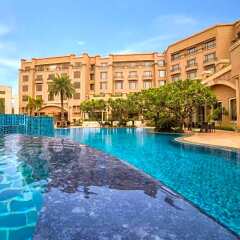 Отель Radisson Blu Plaza Delhi Airport бассейн