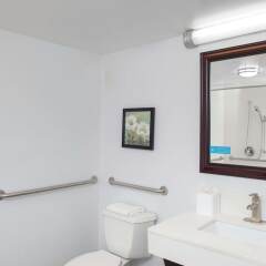 Отель Hampton Inn Newark Airport США, Элизабет - отзывы, цены и фото номеров - забронировать отель Hampton Inn Newark Airport онлайн ванная