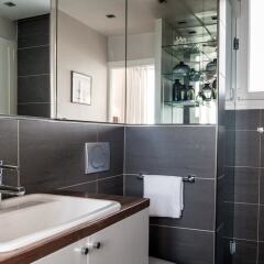 Отель Rue de Bassano by Onefinestay ванная фото 2