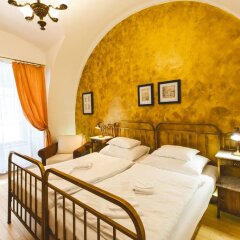 Отель U Zlateho Jelena - Golden Deer Прага комната для гостей фото 3