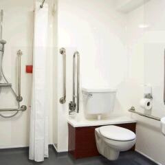 Отель Travelodge Manchester Piccadilly ванная фото 2