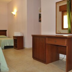 Отель Relais Casina Dei Cari Пресичче сейф в номере