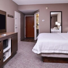 Отель Hampton Inn Albuquerque - University Midtown сейф в номере