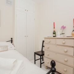 Апартаменты Beautiful 2 Bedroom Garden Apartment сейф в номере