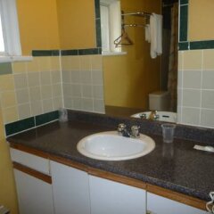 Отель Intercity Motel Канада, Бурнаби - отзывы, цены и фото номеров - забронировать отель Intercity Motel онлайн ванная