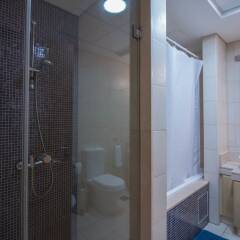 Отель One Perfect Stay - 2BR at Al Dabas ванная фото 2