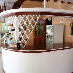 Отель Cambriza Suites гостиничный бар